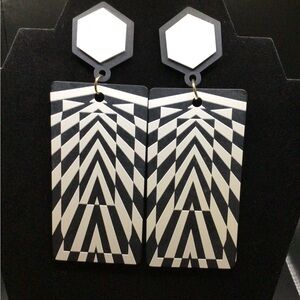 🚨 Chic Black and White Patterned Earrings